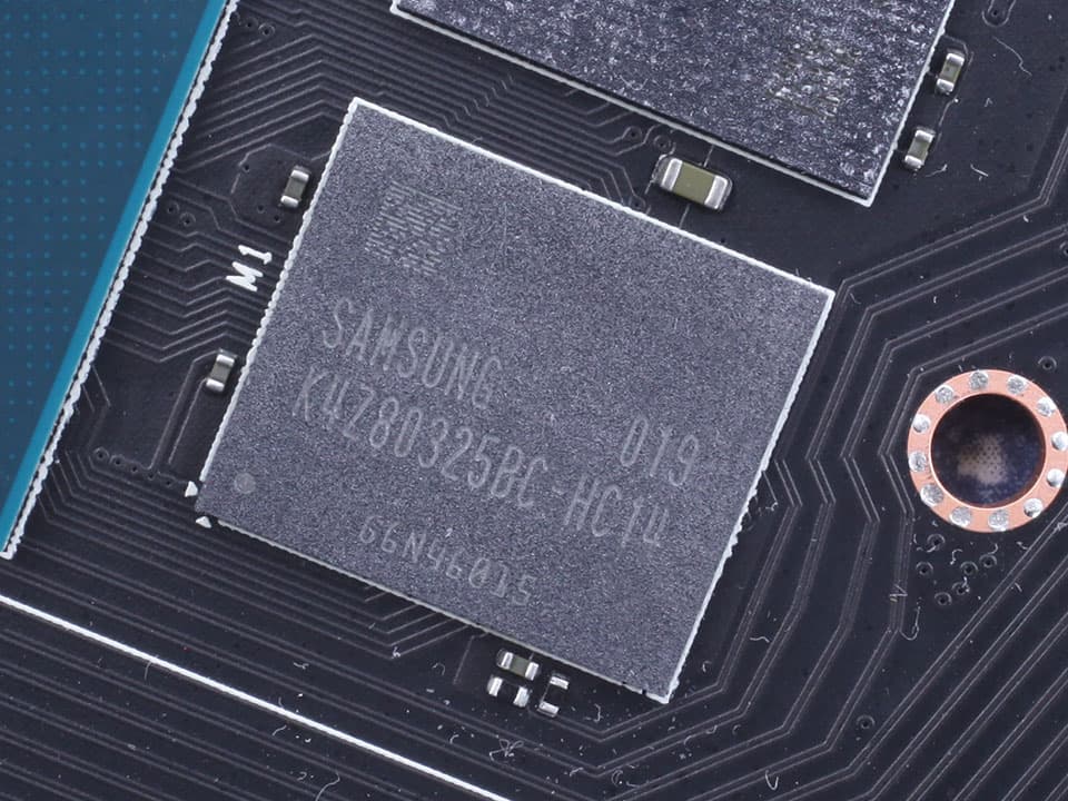 Close-up of a Samsung K4Z80325BC GDDR6 memory chip marked K4Z80325BC-HC14